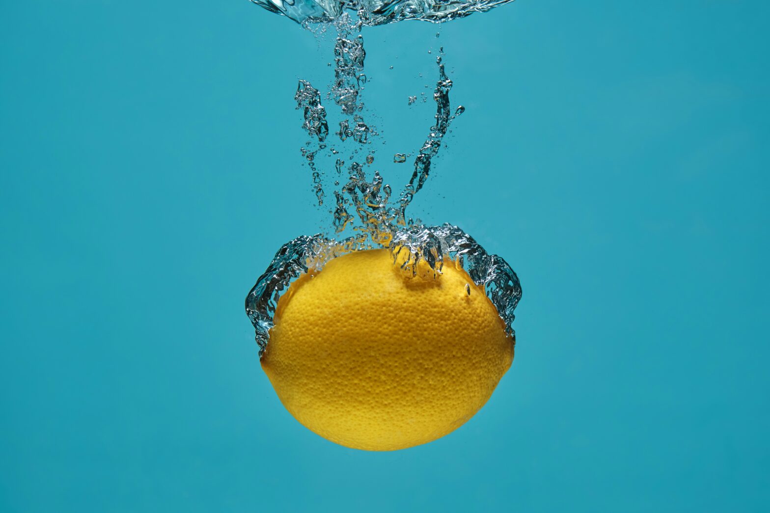 Zitrone fällt ins Wasser