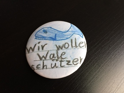 Selbst gemachter Button mit einem Wal © Daniel-Schuermann-Schule