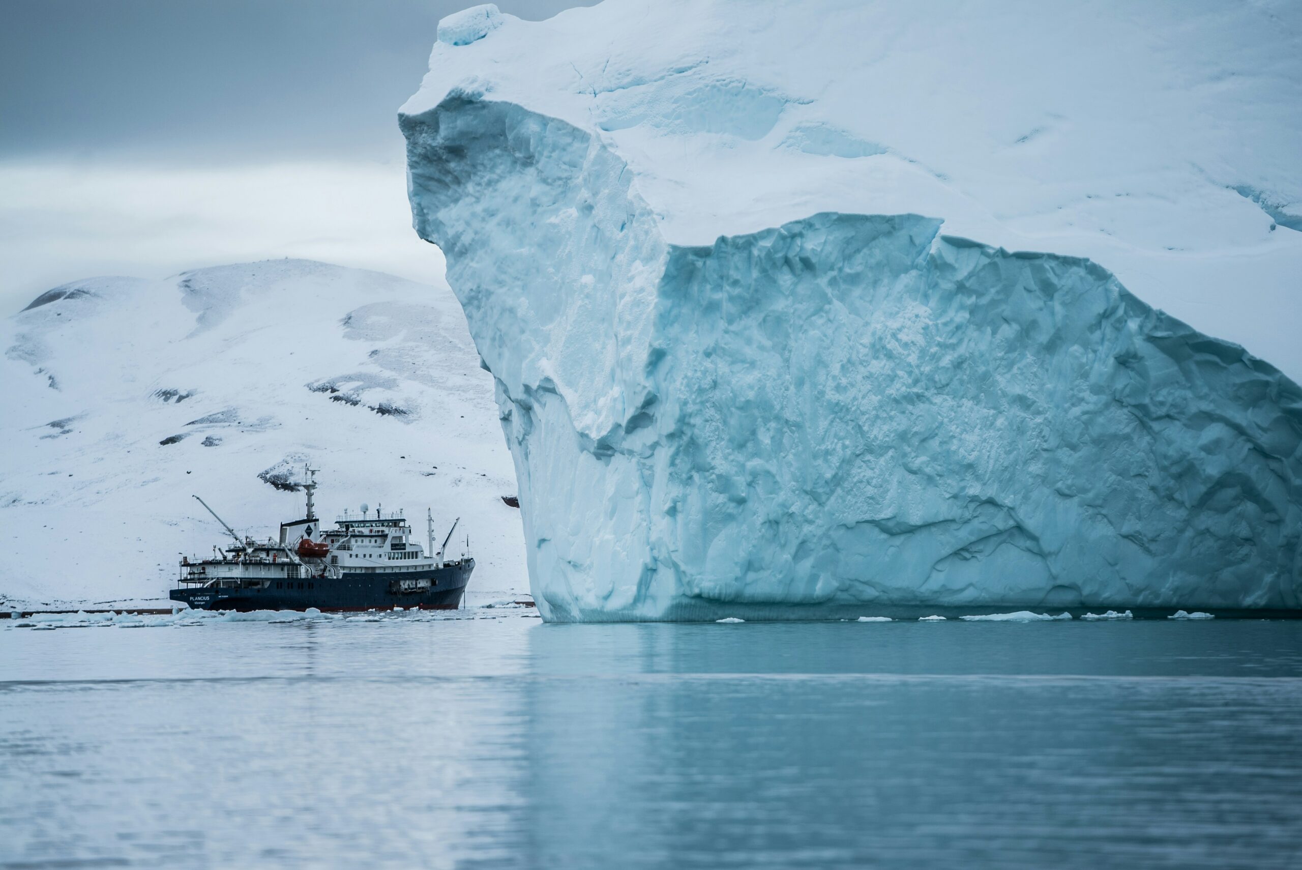 Schiff in der Arktis © Hubert Neufeld, Unsplash
