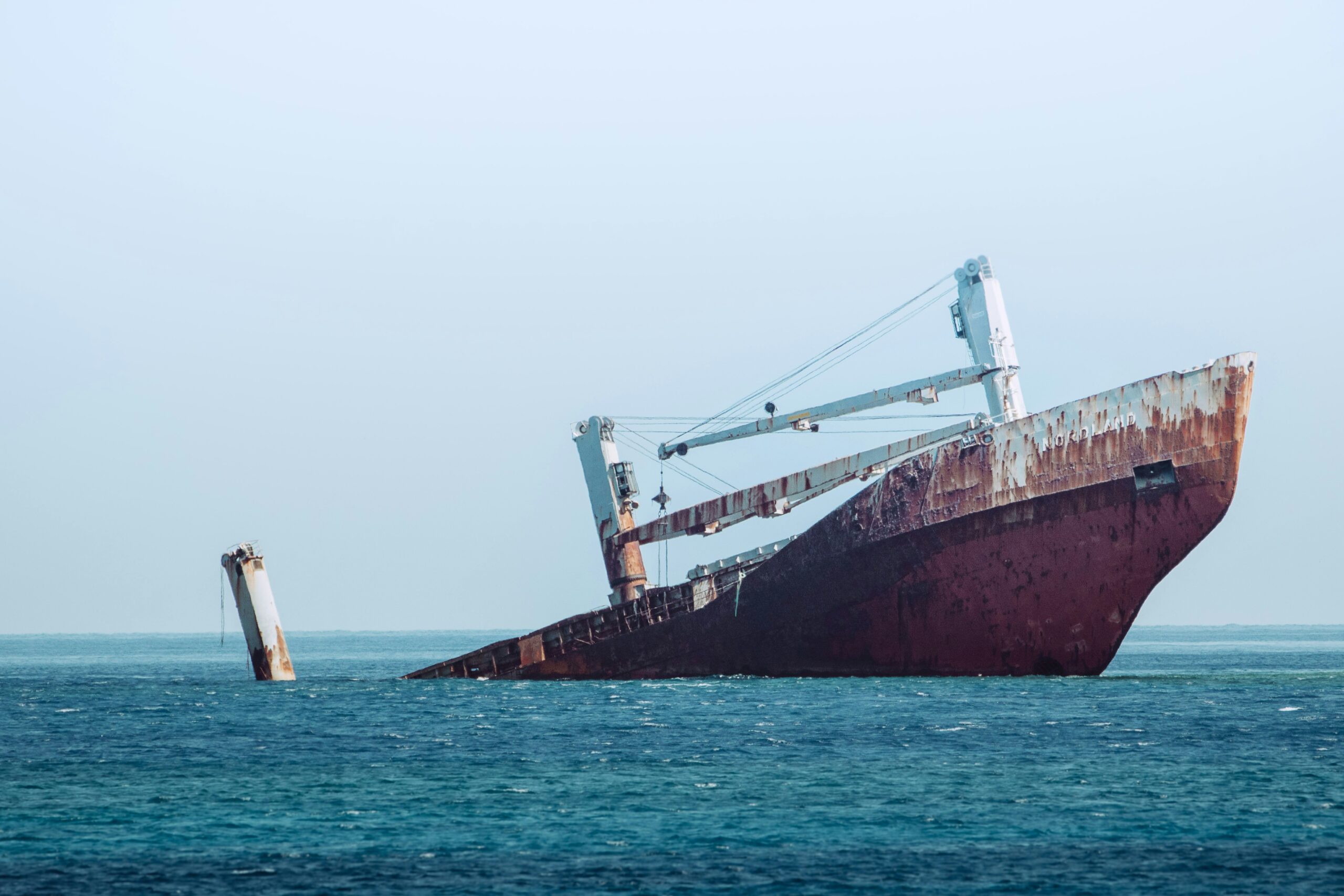 Bei einer Havarie, einem Schiffsunglück, gelangen viele Schadstoffe ins Meer. © Unsplash / Jason Blackeye