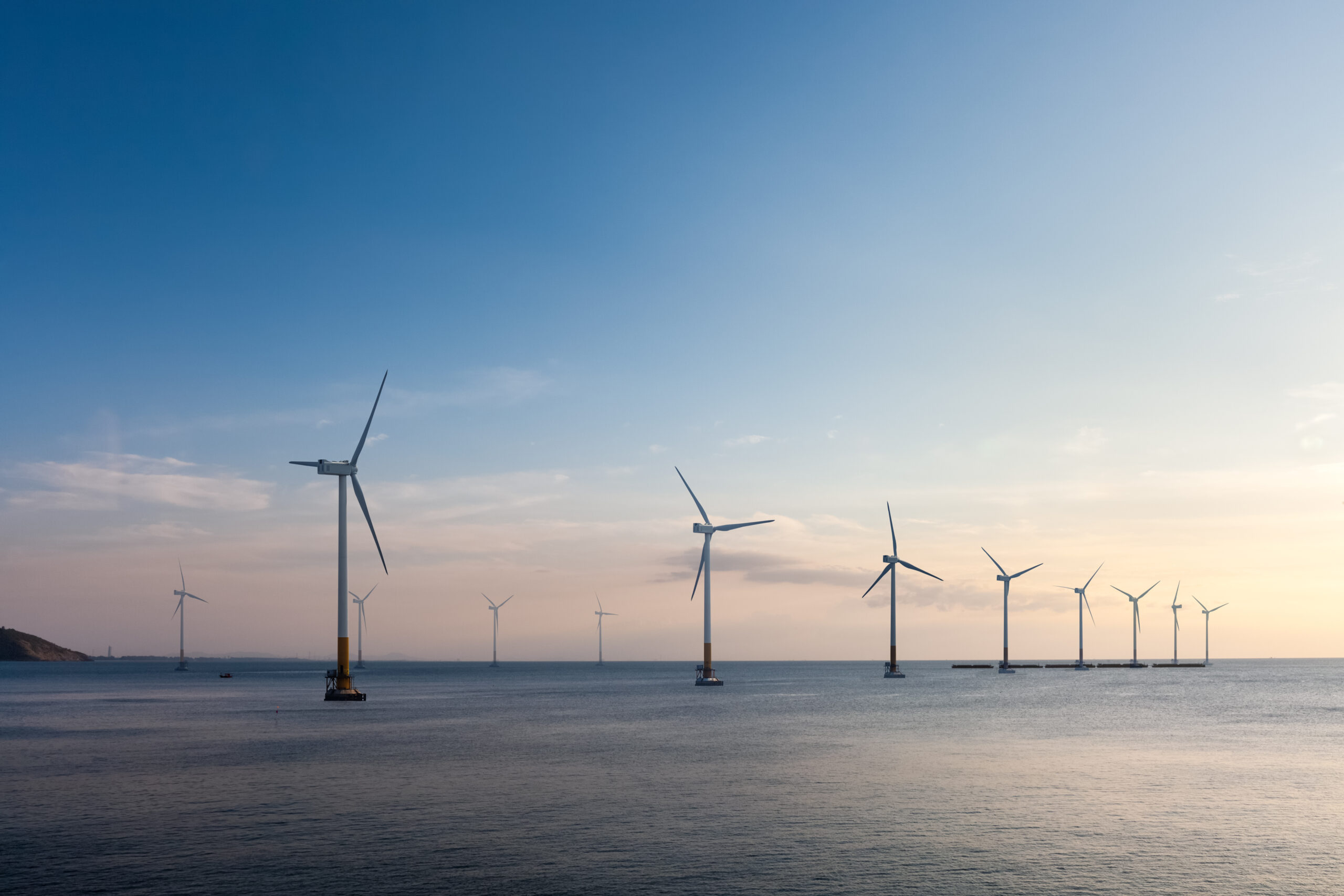 Der Bau von Windkraftanlagen im Meer verursacht sehr viel Lärm. © Shutterstock / Chuyuss